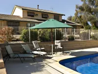 Hilltops Retreat Motor Inn Hotels in Young