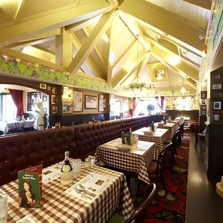 Village Hotel Wirral Отели рядом с достопримечательностью «St Michaels»