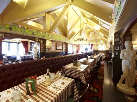 Village Hotel Wirral Отели в г. Хесуолл