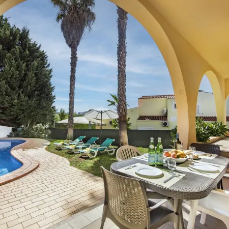 Exclusive Retreat in Vilamoura, Private Pool, Off-Street Parking, Free AC & Wifi