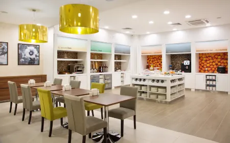 Hampton by Hilton Nizhny Novgorod (Хэмптон Хилтон Нижний Новгород) Отели рядом с достопримечательностью «Нижегородский государственный технический университет им. Р.Е. Алексеева»