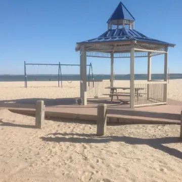 Beautiful Colonial Mint Condition Summer House Walking Distance to Beach