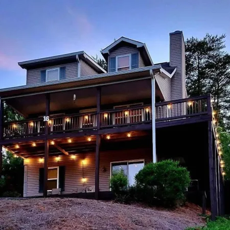 Spacious Mountain Home in Helen Georgia! Innsbruck Community Hot Tub! Fire Pit!