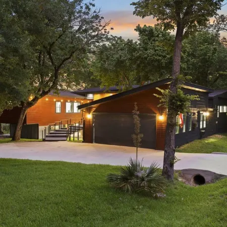 LUX Modern "Treehouse" on Private Lake - Gameroom, Kayaks, Bunkhouse, more!