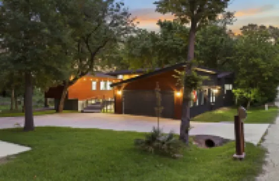 LUX Modern "Treehouse" on Private Lake - Gameroom, Kayaks, Bunkhouse, more!