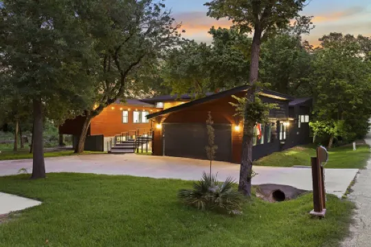 LUX Modern "Treehouse" on Private Lake - Gameroom, Kayaks, Bunkhouse, more!