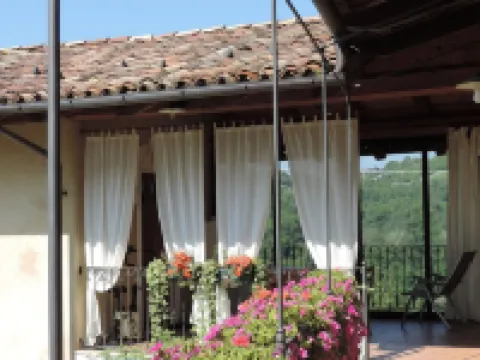 Isolated on hill, flat with terrace,garden among romanesque art,quiet,nature Hotels in Cocconato