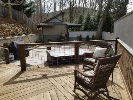 Romantic , 5 miles to downtown Asheville, Private, Hot Tub, Fireplace, Fenced