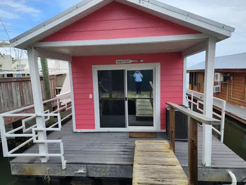 Rebel's Rest - A Romantic Getaway HouseboatNew Water Filtration System - Wifi