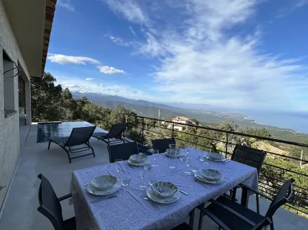 Bergerie, Panoramic sea view, Heated pool, Gr20 access Отели в г. Сари-Соленцара