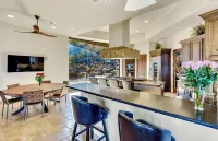 Luxury Retreat with Panoramic Views, Infinity Pool, Spa, Access to Hiking Trails