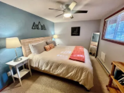 Private Hiking Trail! 2.4 Miles to Estes Park, Near Rmnp w/ King Bed. Dogs ok!