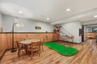 Modern, secluded luxury cabin near Castle Rock & Petenwell Lakes + Wisc. Dells