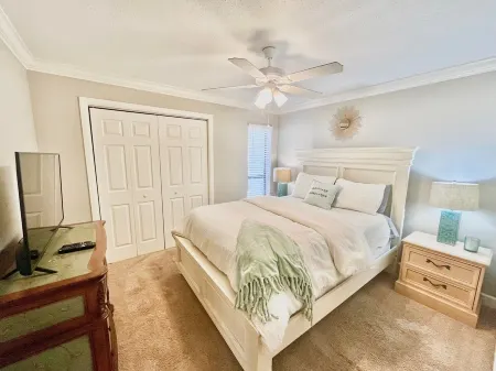 Gated condo near beaches, shops and dining Отели рядом с достопримечательностью «St. Simons Island Lighthouse Museum»