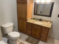 Duplex Apartment Walking Distance to Downtown Wyandotte 懷恩多特酒店