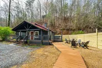 Central! Hot tub! Cozy Cabin Between Gatlinburg & Pigeon Forge!