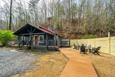 Central! Hot tub! Cozy Cabin Between Gatlinburg & Pigeon Forge! Отели в г. Севьервилл