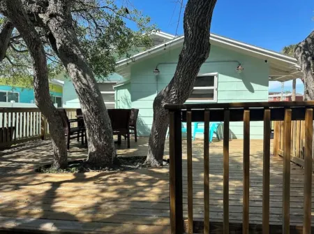 Charming 2-bedroom house in New Smyrna Beach only steps to the beach and Flagler Отели рядом с достопримечательностью «Marine Discovery Center»