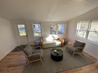 Cute centrally located home! Hotel a Cedar Falls