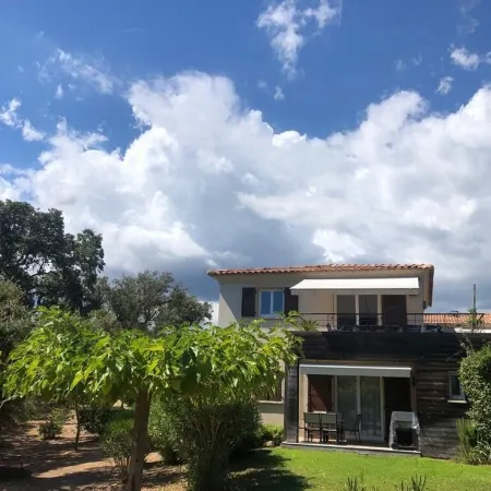 Apartment in residence with swimming pool, janitor, 7 minutes walk from the beach