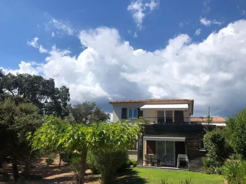 Apartment in residence with swimming pool, janitor, 7 minutes walk from the beach