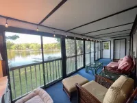 On Locke - Family lake house with pvt beach, dock Hotels in Barnstead