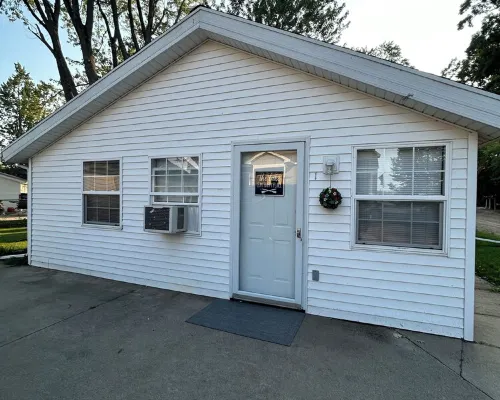 Gun Lake Cute Little Cottage Steps from Beach w Boat Slip. Hotels in Barry County