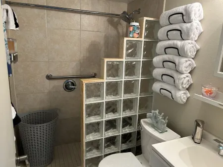 DIRECT Oceanfront Clean Comfy Studio   Can’t  get closer to the beach or pool! Отели в г. Ормонд Бич