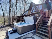 FLAT, Lakefront chalet; Hottub, Playground, Firepit, Wifi, and more! Hotels in Innsbrook