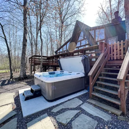 FLAT, Lakefront chalet; Hottub, Playground, Firepit, Wifi, and more!
