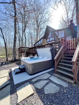 FLAT, Lakefront chalet; Hottub, Playground, Firepit, Wifi, and more!