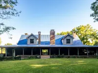 Tranquil retreat  on 16 acres sleeps 10 guests. Hotels in Izard County