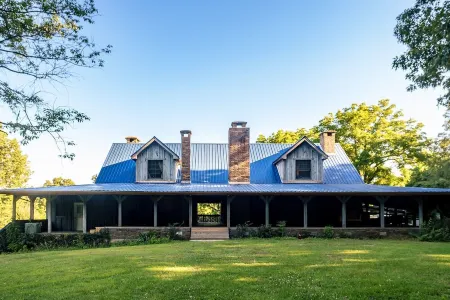 Tranquil retreat  on 16 acres sleeps 10 guests.