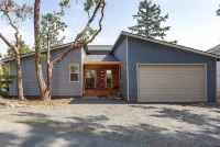 Waterview 3 Bedroom home in town, walk to town amenities, airport & hospital.