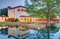 Historic Villa🚶1 min from Lake Hefner🏊 Hot Tub 🎱Pool Table🐶Friendly🎣Fishing - Villas