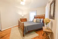 Cozy Cottage minutes to Downtown