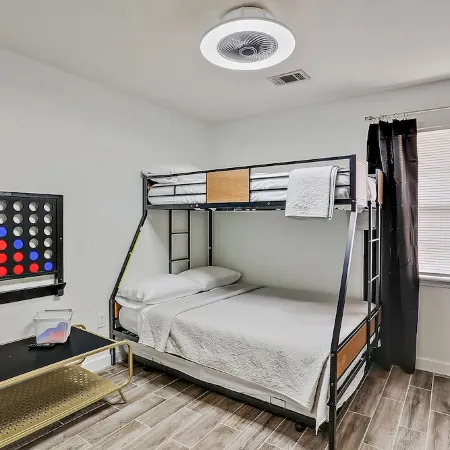 Stay Local - Gameroom near Amphitheater and Baseball