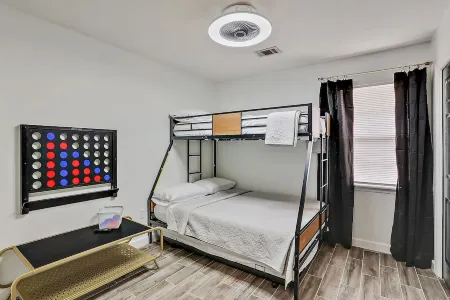 Stay Local - Gameroom near Amphitheater and Baseball