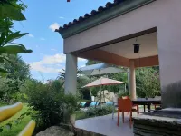 Upscale villa near UZES, private swimming pool, enclosed grounds, Wifi. Hotels in Collias