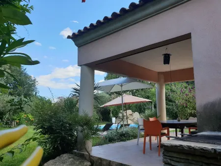 Upscale villa near UZES, private swimming pool, enclosed grounds, Wifi.