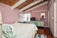 Pet Friendly, 3Br2BA. Walk or Trolley to Beach. Pool, Pickleball, Gym. BethWest