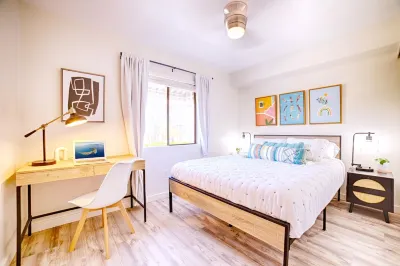 Contemporary Chic Comfy - 2Bed 2Bath Condo, Steps to Charley Young Beach  호텔