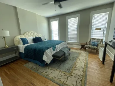 Dubuque Luxury Rental Suite 107 Farmers Market 杜比克大學附近的飯店