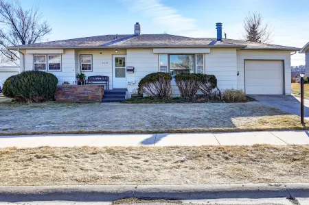 Westside Charm w/ enclosed yard, hot tub, quiet locale, rec room, elliptical Отели рядом с достопримечательностью «Сторибук Айленд»