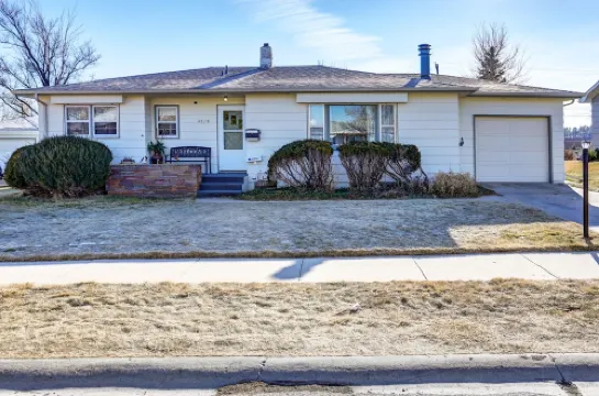 Westside Charm w/ enclosed yard, hot tub, quiet locale, rec room, elliptical