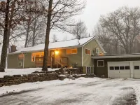 2500 SF Remodeled Cottage on a Quiet Lake in the Woods Hotels in Newbold