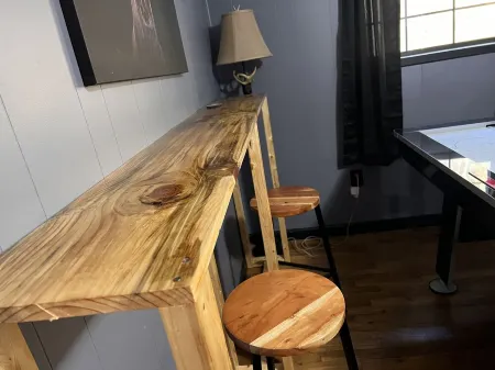 Dragons Lair - motorcycle friendly, all paved roads, lockable garage, no incline