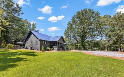 Spacious 5-bedroom/up to 14 guests House & Event Venue in enjoyable Alpharetta Hotels near Trinity Presbyterian Church