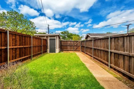 Downtown Frisco Gem Отели рядом с достопримечательностью «Парк Вивиан Старк Мак-Каллум»