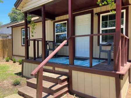 Charming 2-bedroom house with AC, WiFi minutes away from the TX/AR Stateline Отели в г. Тексаркана